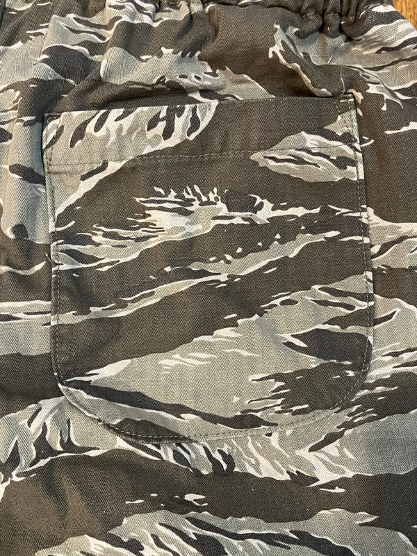 Camouflage-patterned pants with a pocket detail